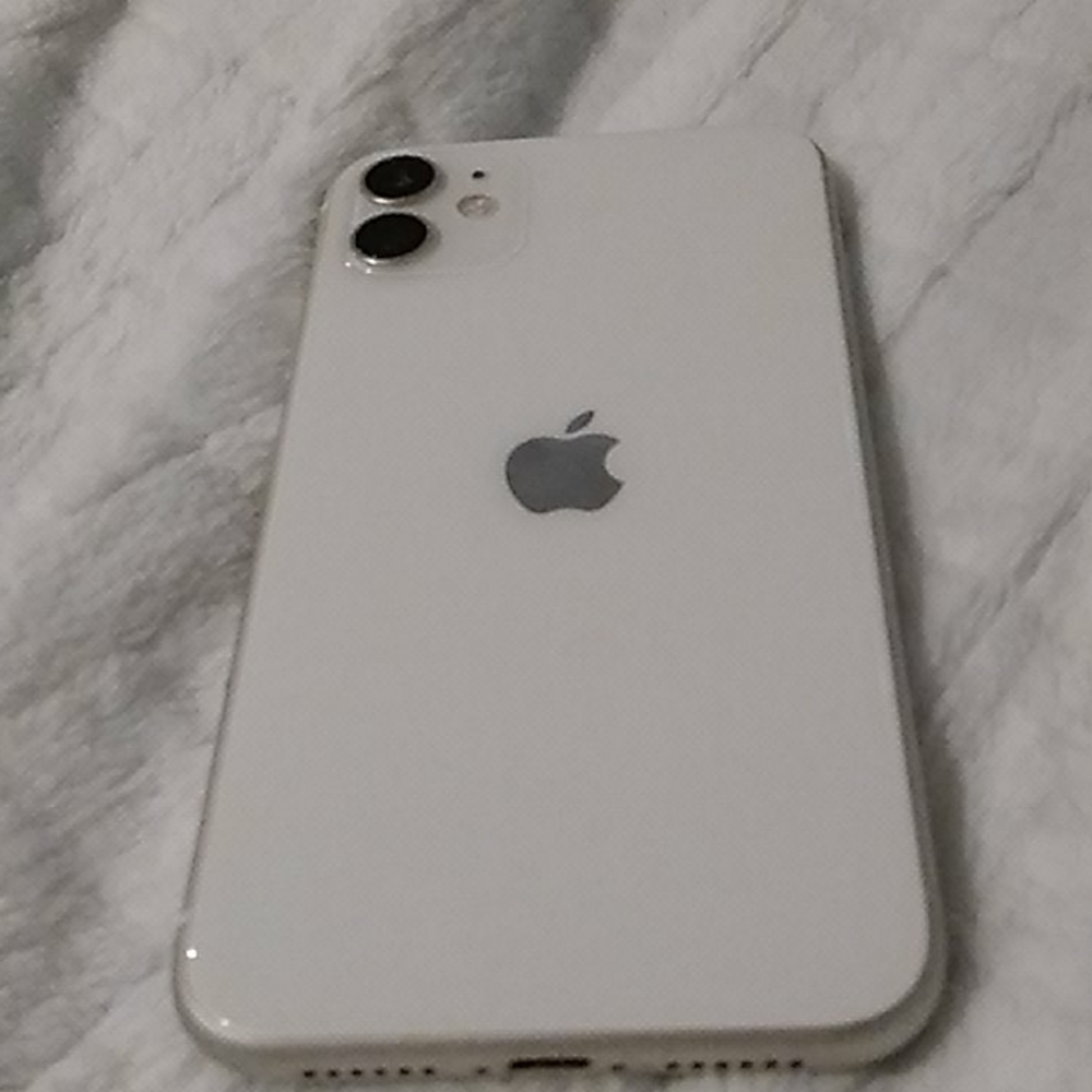 iPhone 11 - Picture 2 of 2